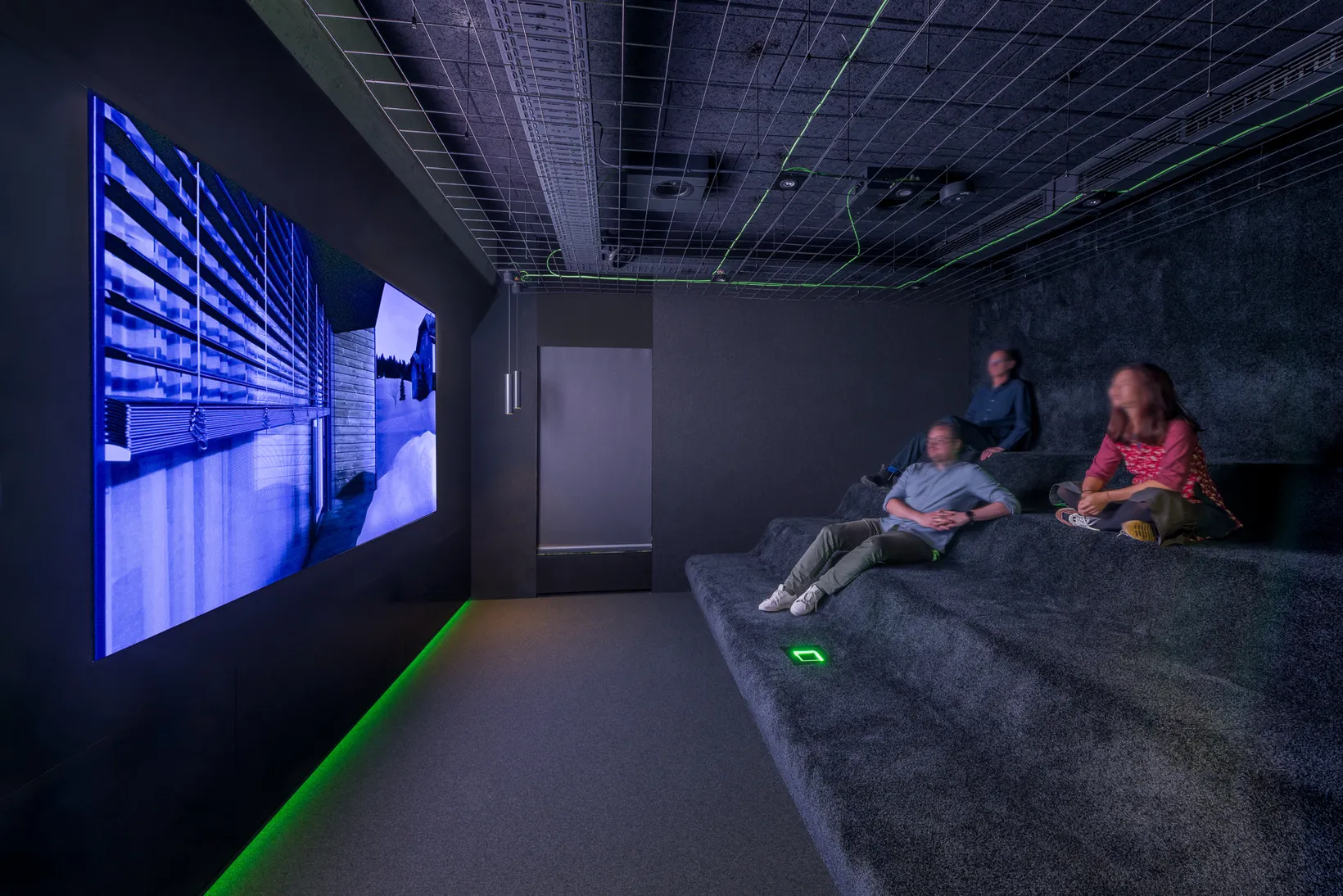 Besucher im Kino der Experience Zone