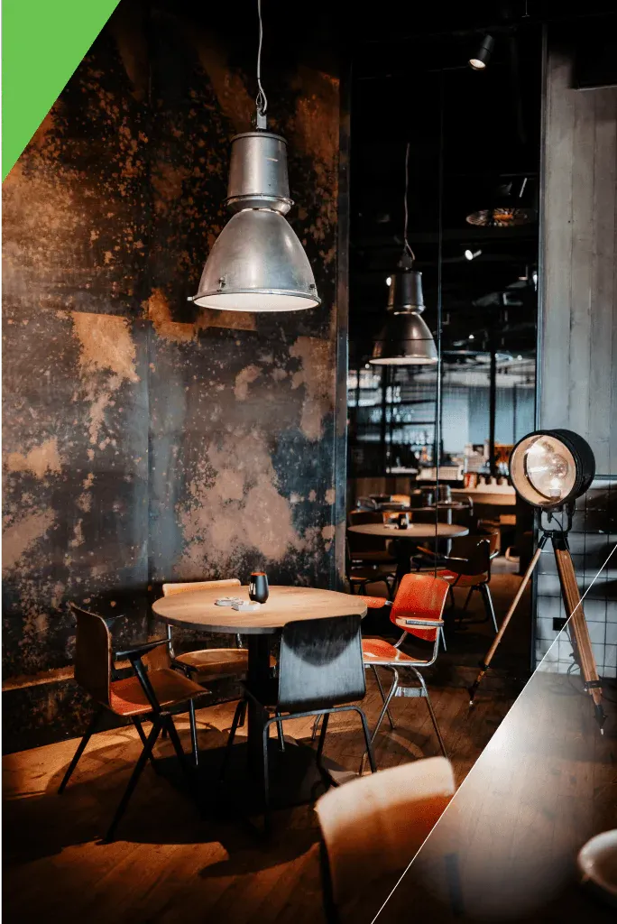 Tisch unter einer Industrielampe