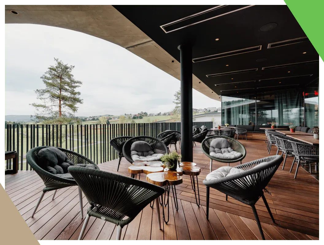 Terrasse mit Loungemöbeln