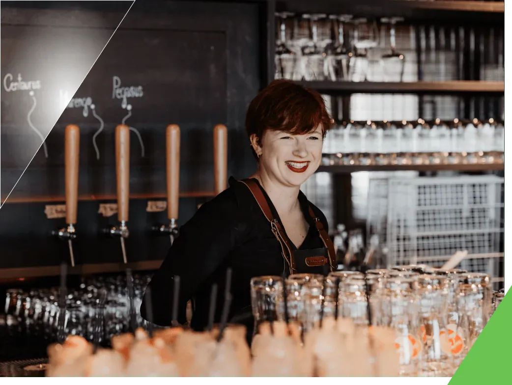 Barkeeperin zapft Bier