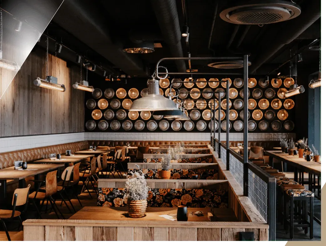 Restaurant mit Holzfass-Wand