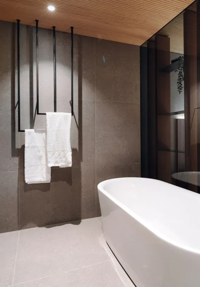 Badezimmer der Junior Suite mit freistehender Badewanne