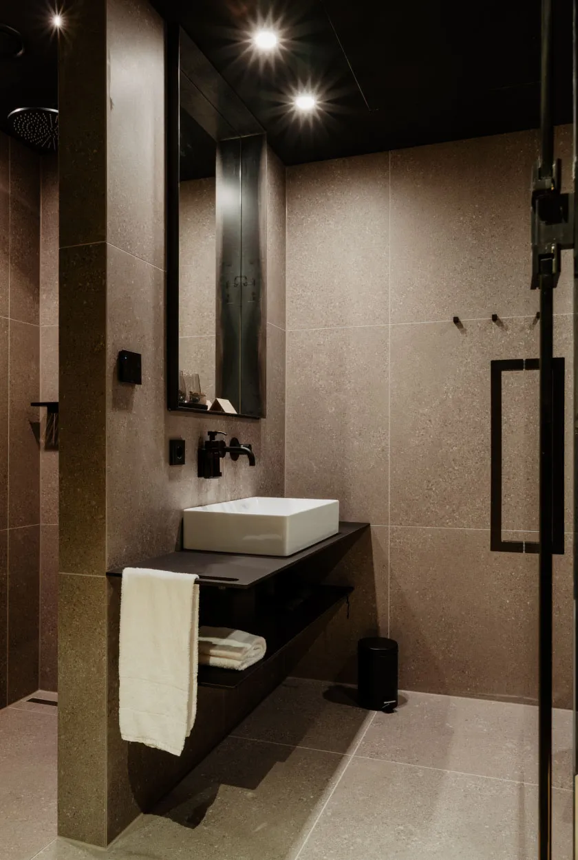 Waschtisch und Walk-In Dusche im Badezimmer der Junior Suite