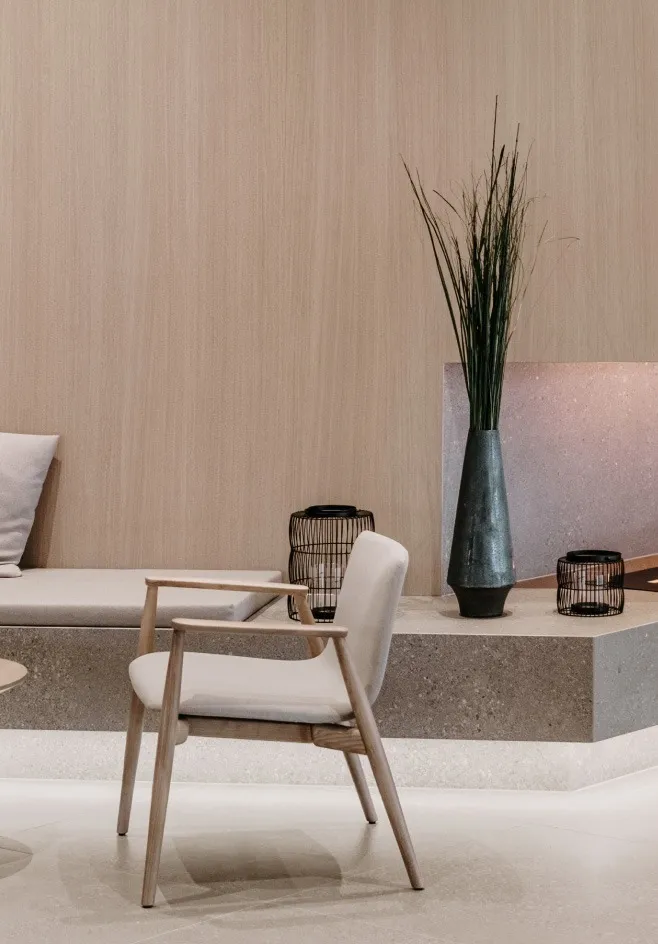 Sitzecke mit Stuhl und kleinem Tisch im Standard Zimmer