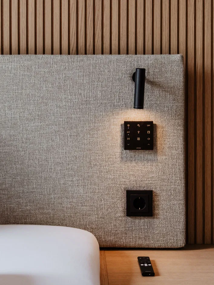 Bett mit Touch-Pure-Flex-Taster und Leselicht